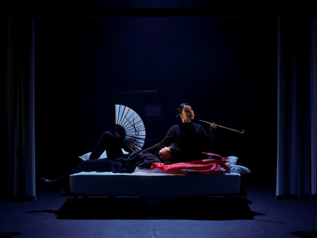 자네는 왜 그리 굉장히 기다란 담뱃대로 담배를 피이나 1번 갤러리 