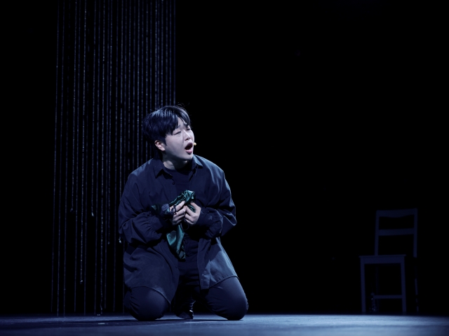 자네는 왜 그리 굉장히 기다란 담뱃대로 담배를 피이나 4번 갤러리 