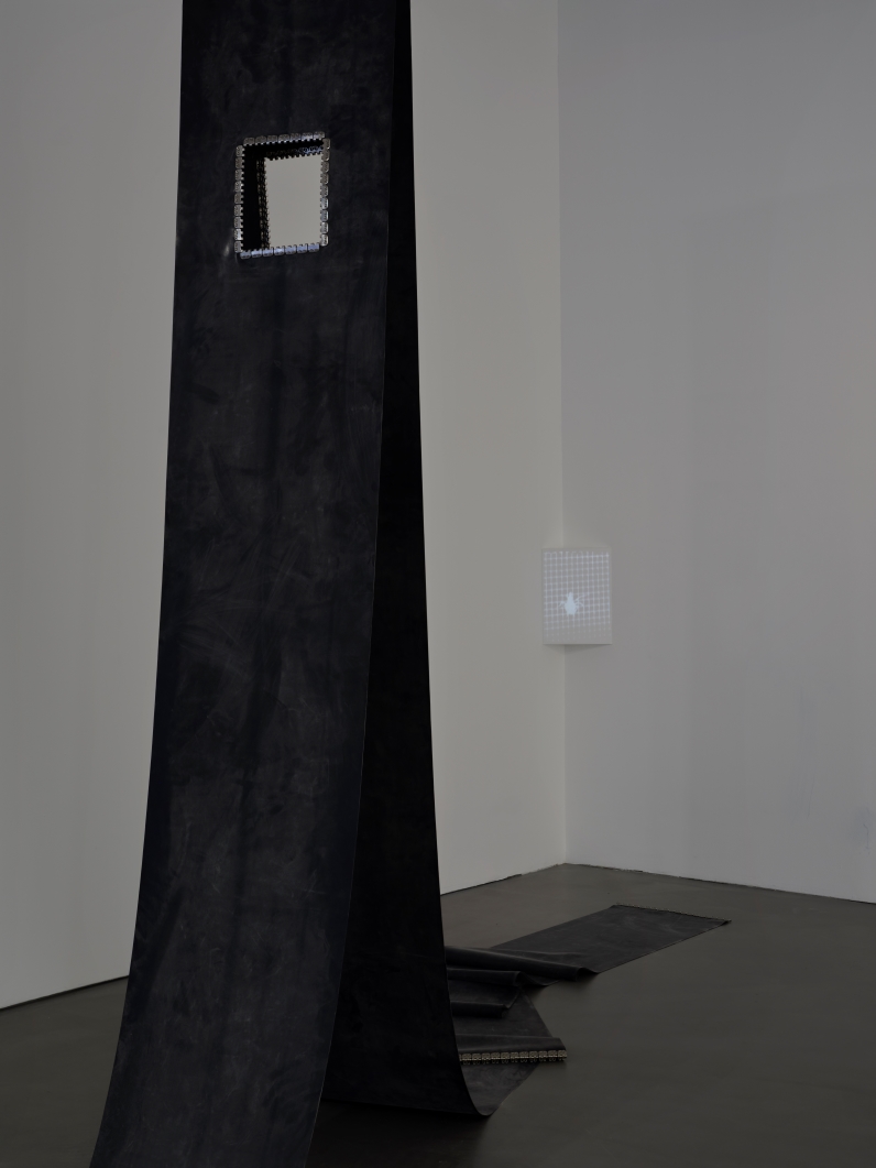 (앞) 컨베이어 (뒤) 방적 돌기 (필름)